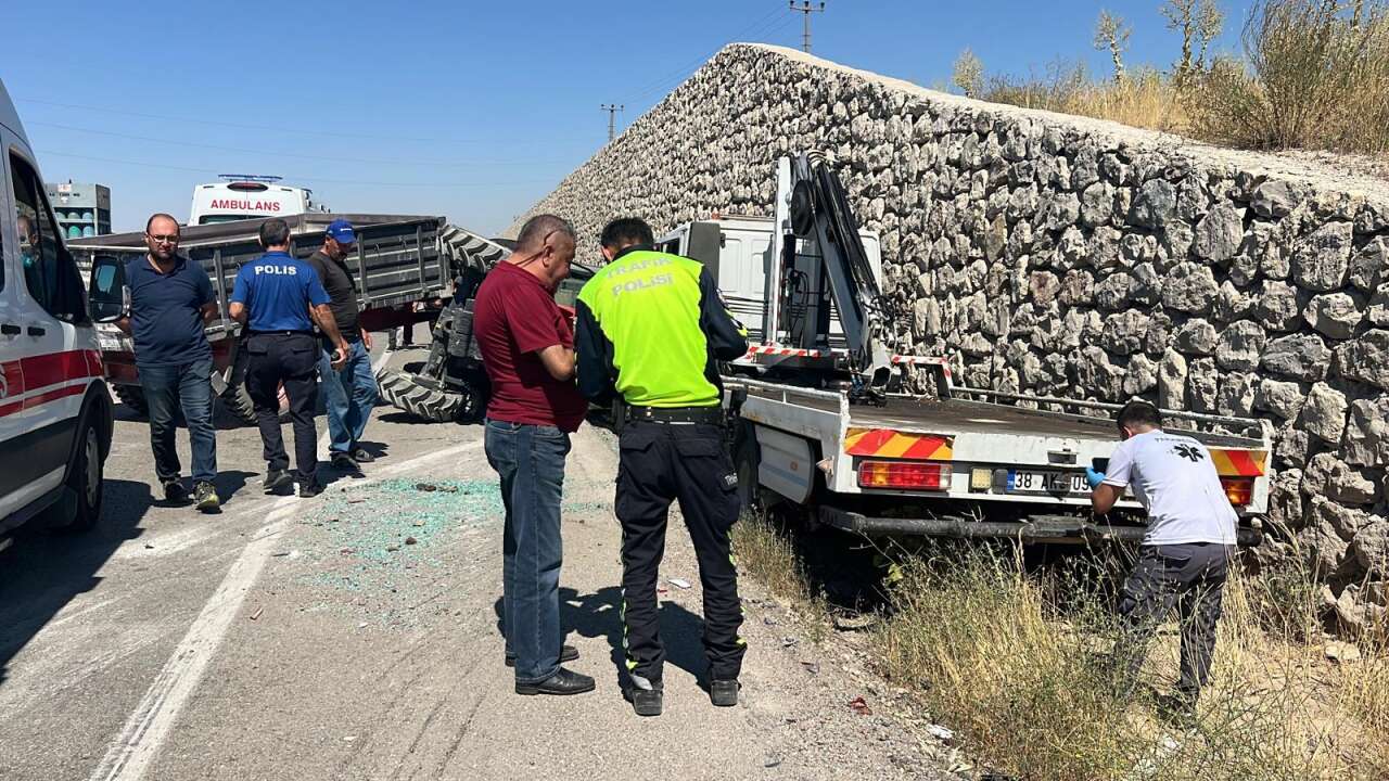 Çekici ile traktör çarpıştı! 4’ü çocuk 6 yaralı var 5